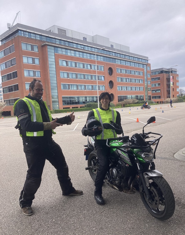 Twee motorrijders met veiligheidsvesten